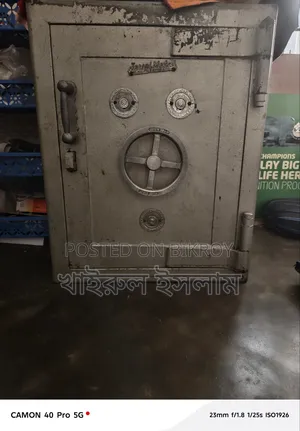 মজবুত ও ভারী মানের পুরাতন আয়রন সেফ (লকার) বিক্রি হবে।
