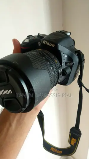 Nikon D5200 Body + 18-105mm VR Lens