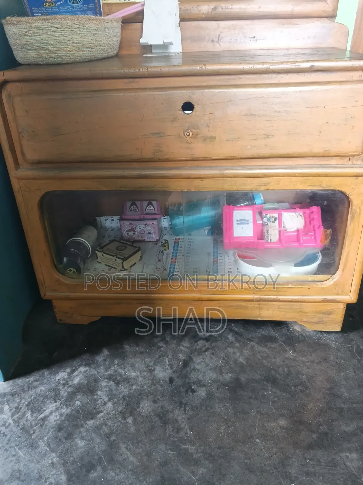 A dressing table will be sold