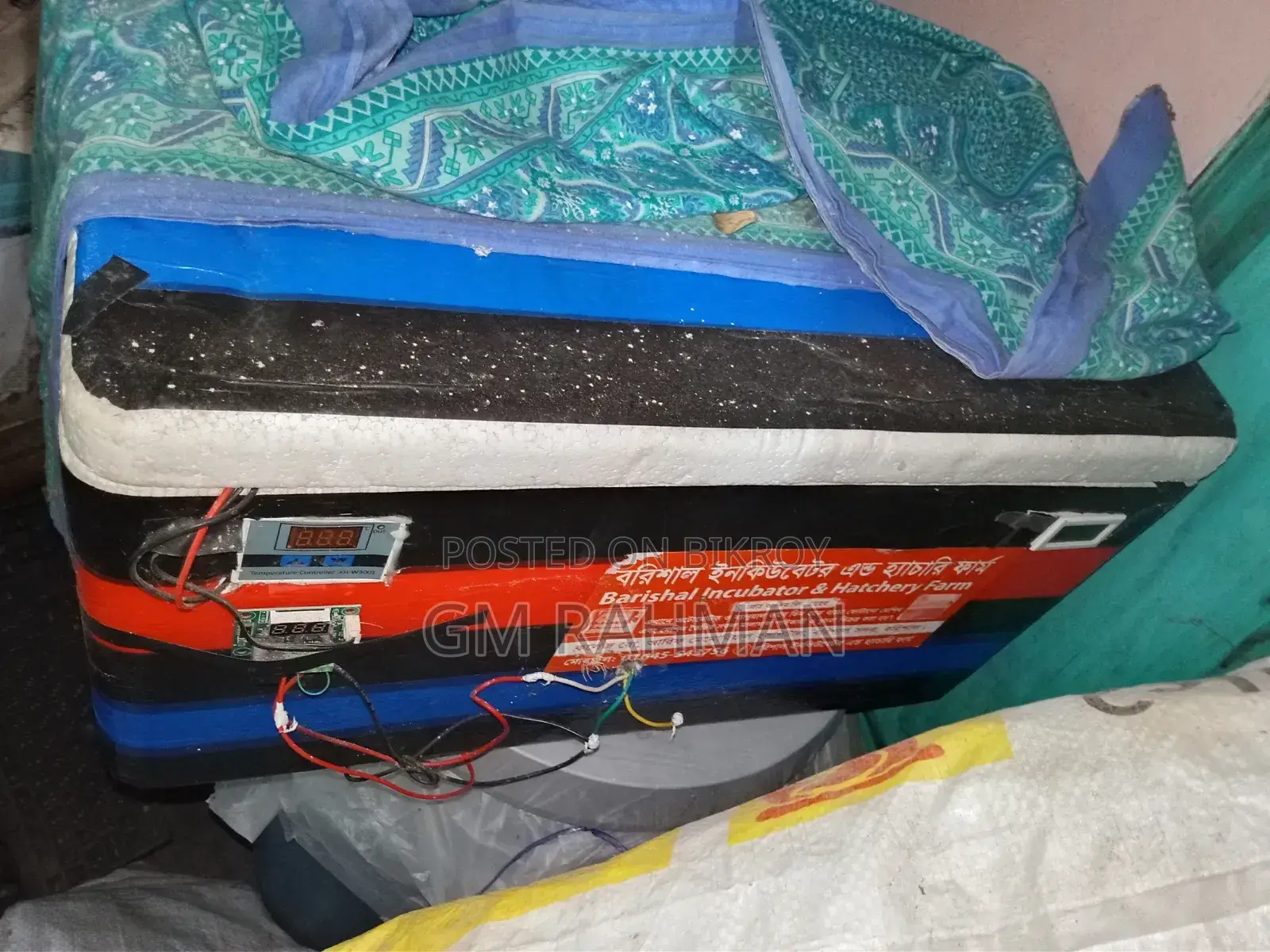 An 80-100 egg Ac-Dc incubator for sale