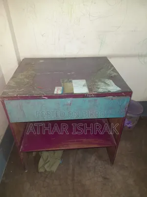 কাঠের পড়ার টেবিল