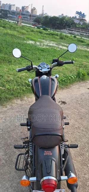 রয়্যাল এনফিল্ড বুলেট ৩৫০ ২০২৫ ব্ল্যাক