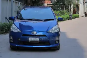 টয়োটা অ্যাকুয়া ২০১৩ নীল