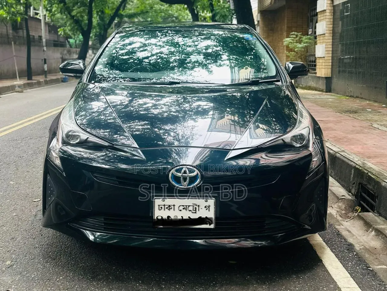 Toyota Prius 4-door Hatchback (1.8L 4-cylinder Gas/Electric Hybrid CVT) 2016