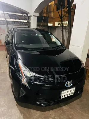 Toyota Prius 4-door Hatchback (1.8L 4-cylinder Gas/Electric Hybrid CVT) 2016
