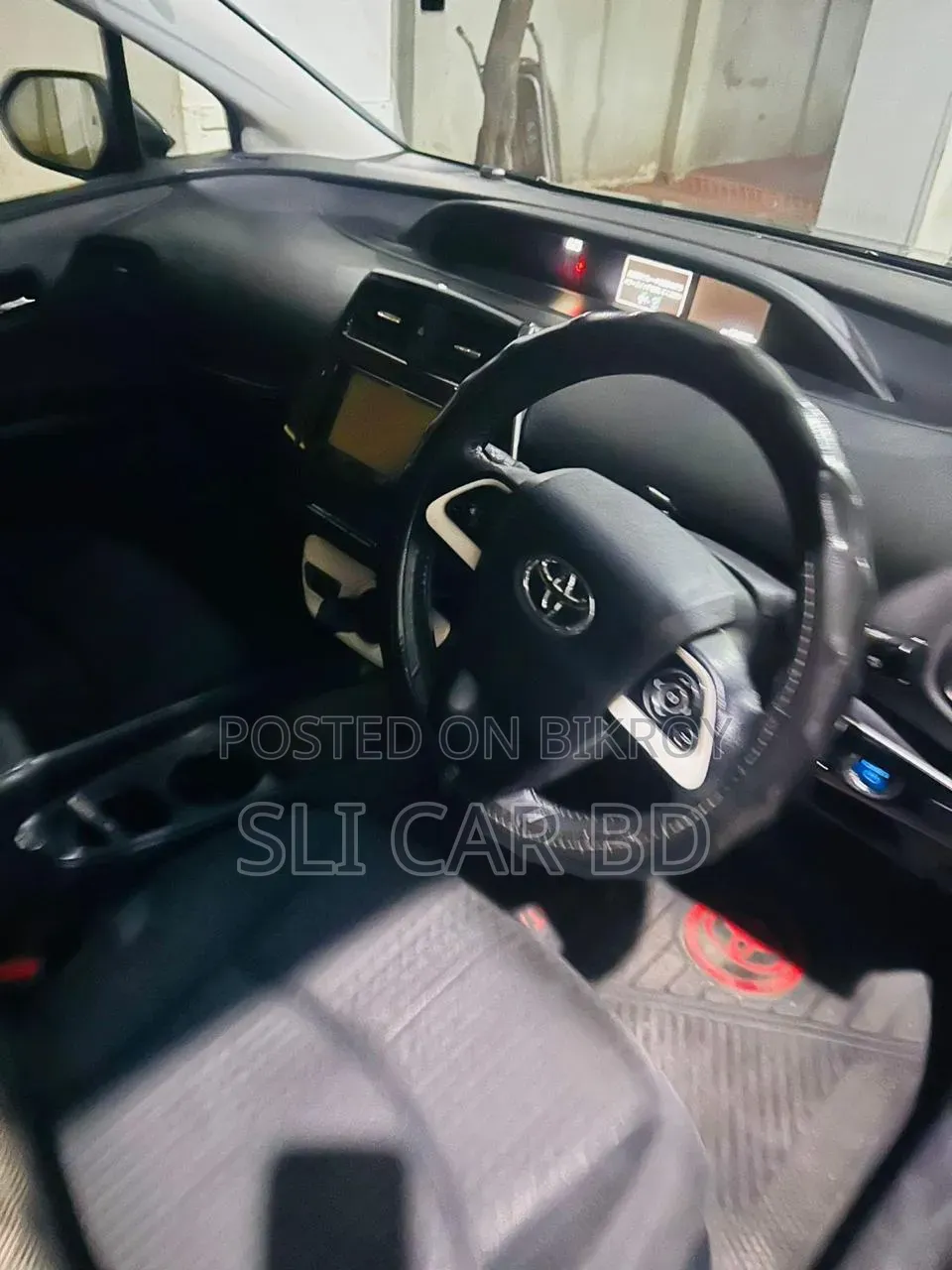 Toyota Prius 4-door Hatchback (1.8L 4-cylinder Gas/Electric Hybrid CVT) 2016
