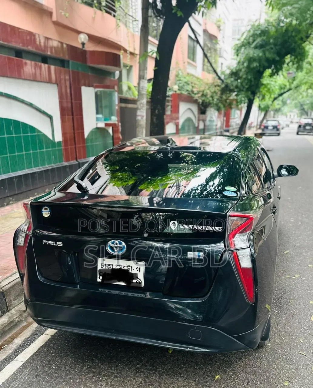 Toyota Prius 4-door Hatchback (1.8L 4-cylinder Gas/Electric Hybrid CVT) 2016