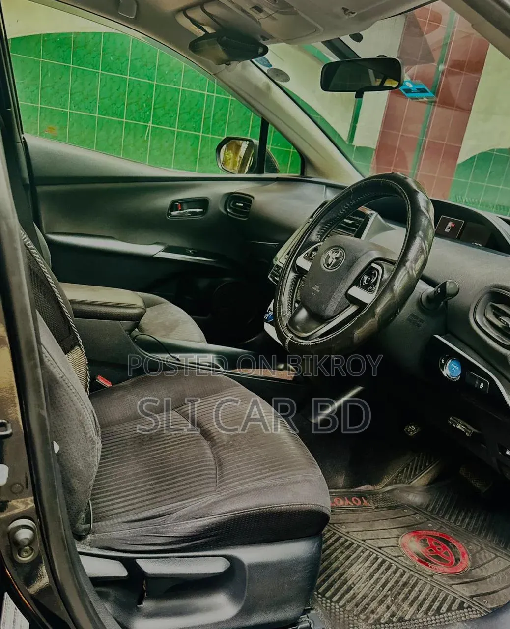 Toyota Prius 4-door Hatchback (1.8L 4-cylinder Gas/Electric Hybrid CVT) 2016