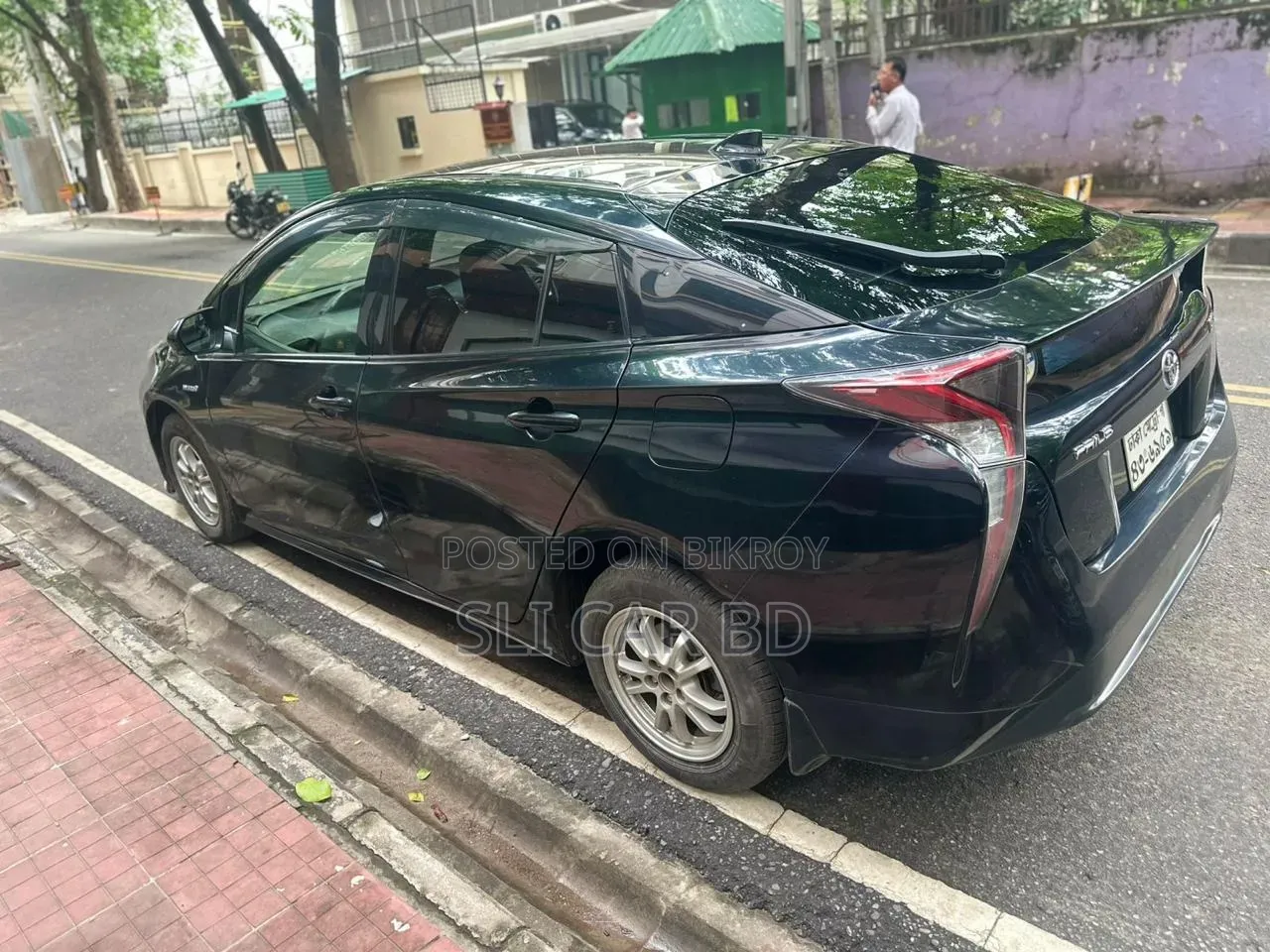 Toyota Prius 4-door Hatchback (1.8L 4-cylinder Gas/Electric Hybrid CVT) 2016