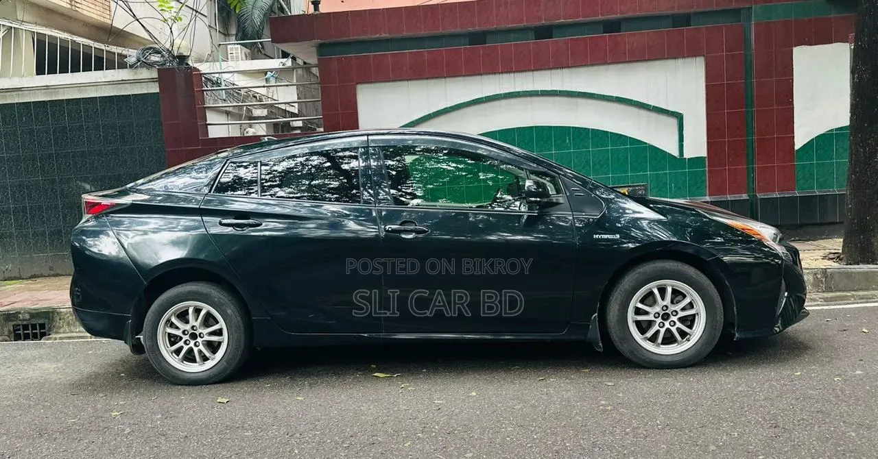 Toyota Prius 4-door Hatchback (1.8L 4-cylinder Gas/Electric Hybrid CVT) 2016