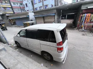 টয়োটা নোয়া ২০০৪ পার্পল
