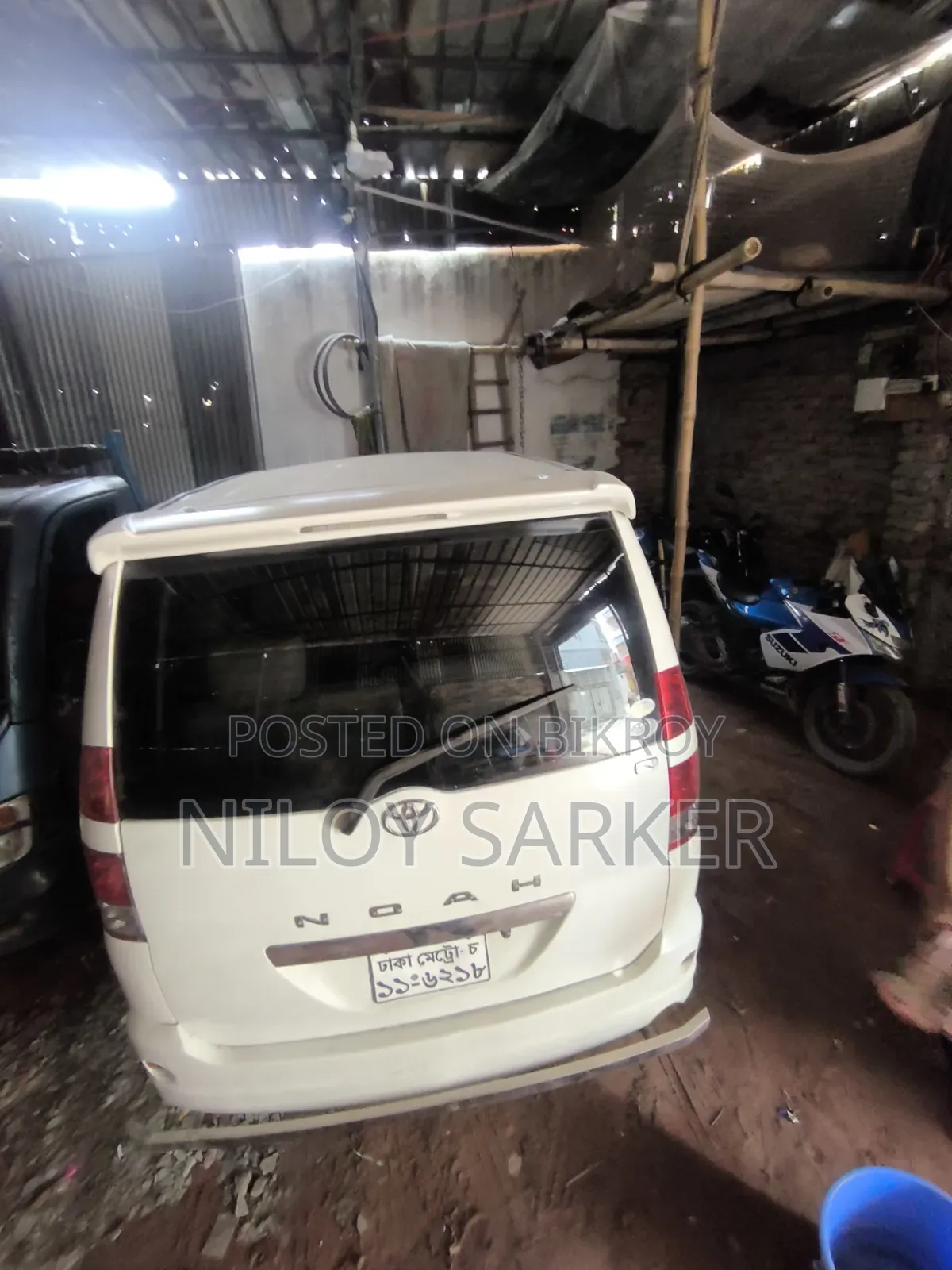 টয়োটা নোয়া ২০০৪ পার্পল