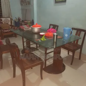 ছয় সিটের ডাইনিং টেবিল