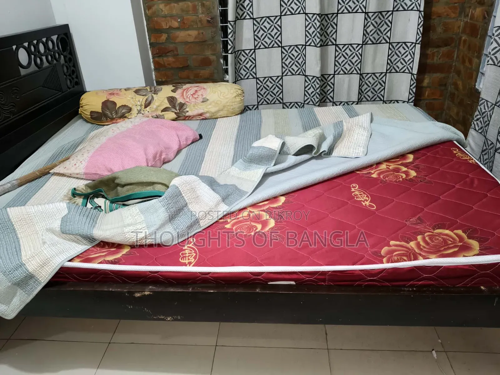 মাঝারি সাইজের বেড বিক্রির জন্য। ৫ ফিট ৭ ইঞ্চি। ম্যাট্রেস সহ