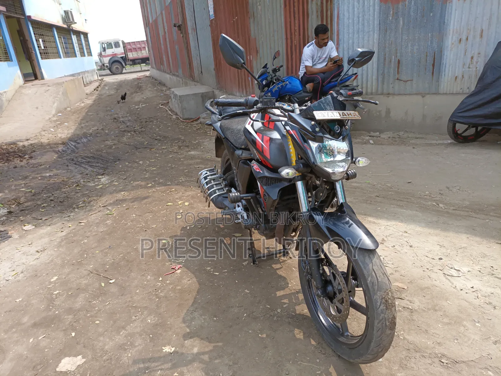 ইয়ামাহা এফজেড ২০১৭ লাল