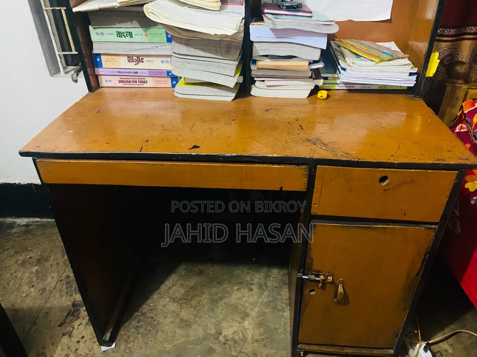 Large Reading Table, Computer Can Be Kept