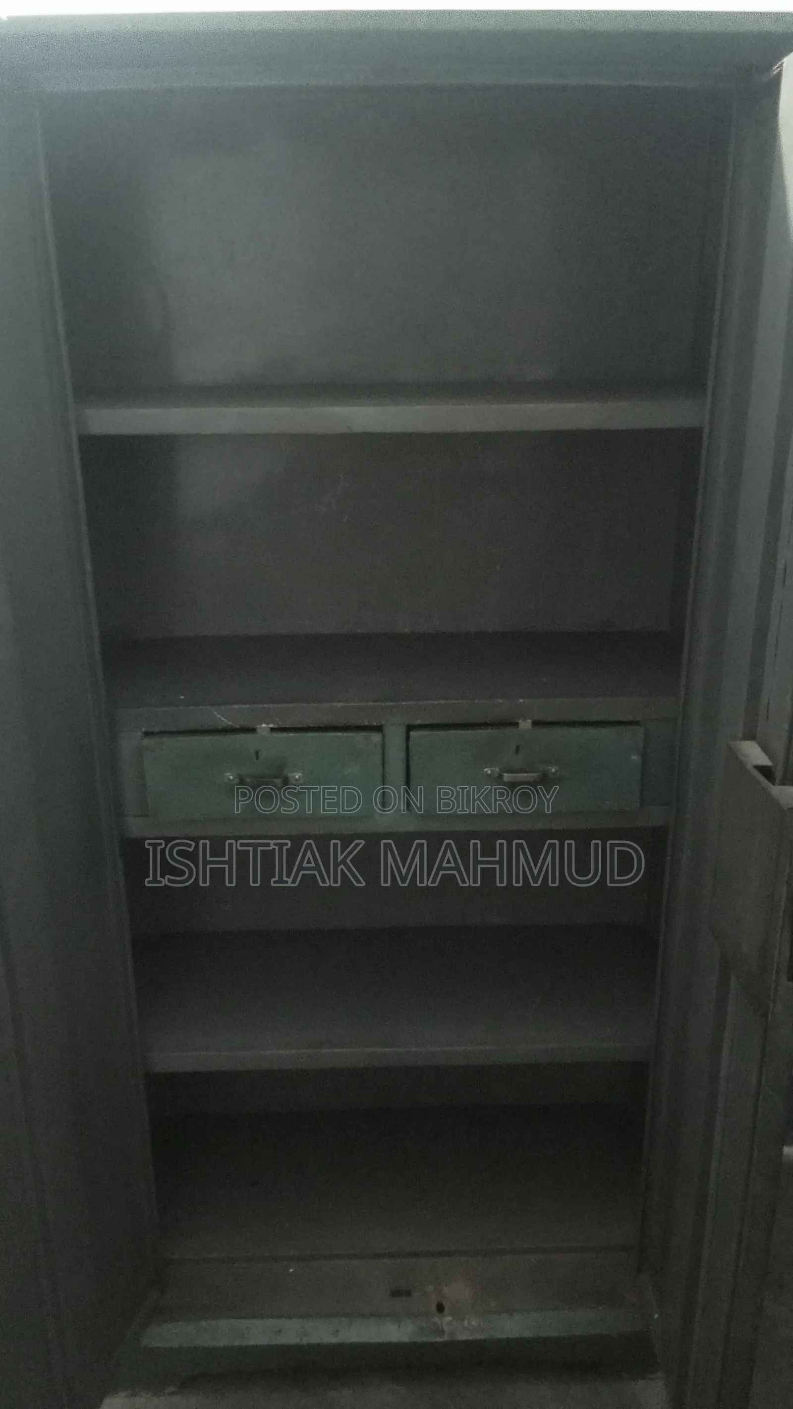 স্টিল আলমিরা