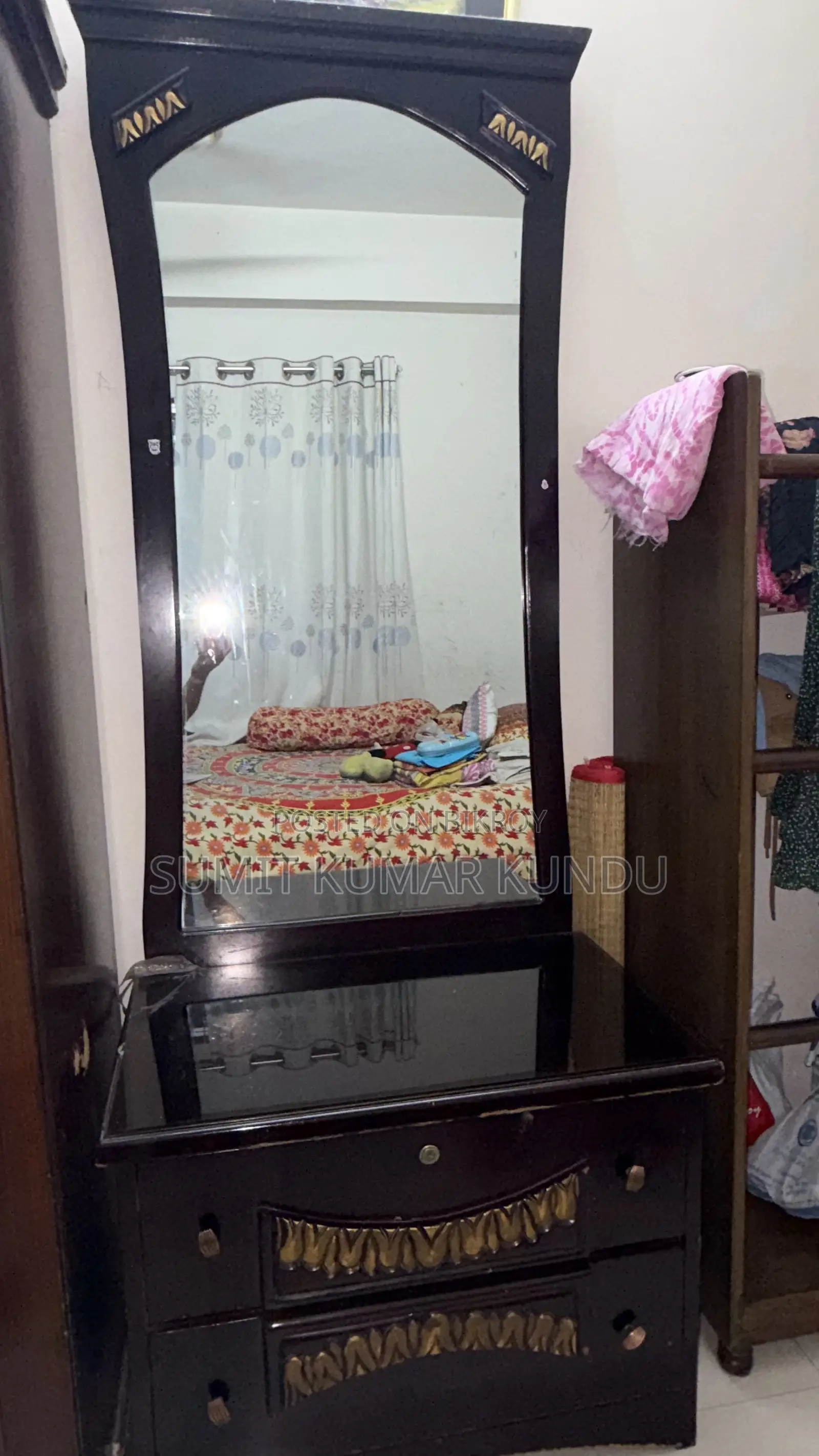ব্যবহৃত ড্রেসিং টেবিল
