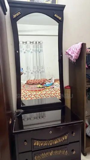 ব্যবহৃত ড্রেসিং টেবিল