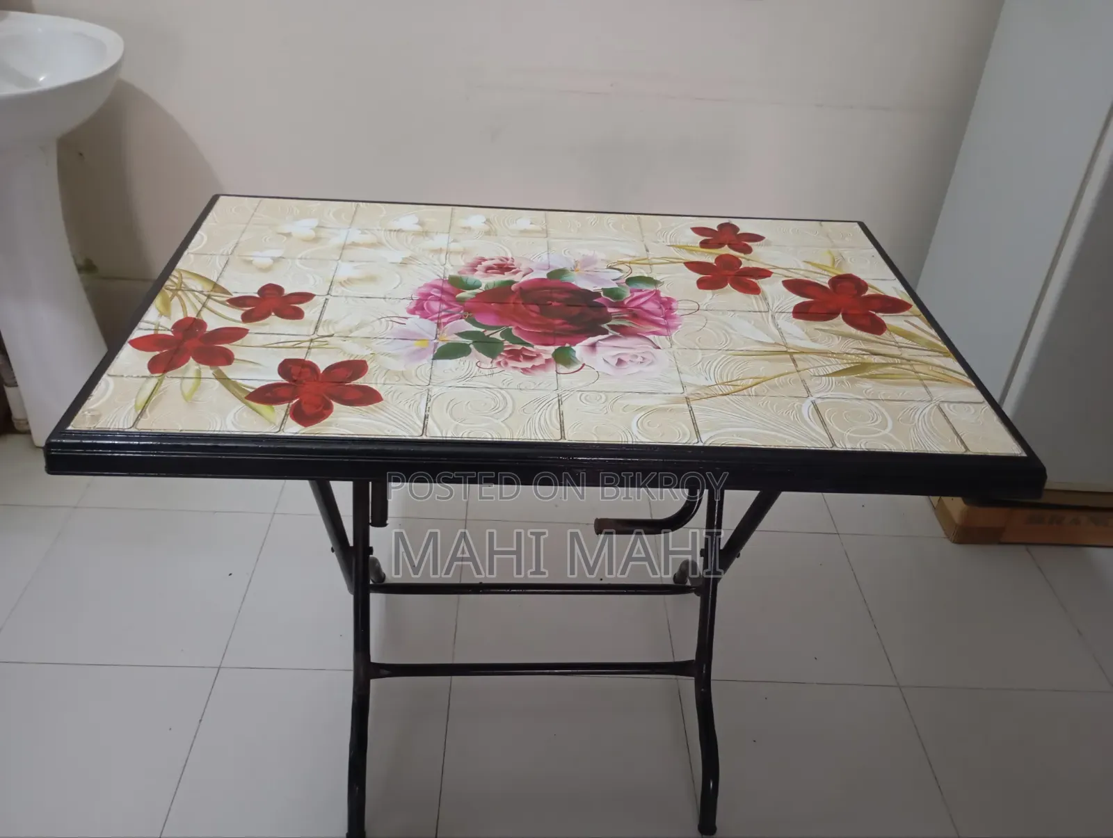 Medium-sized plastic folding table