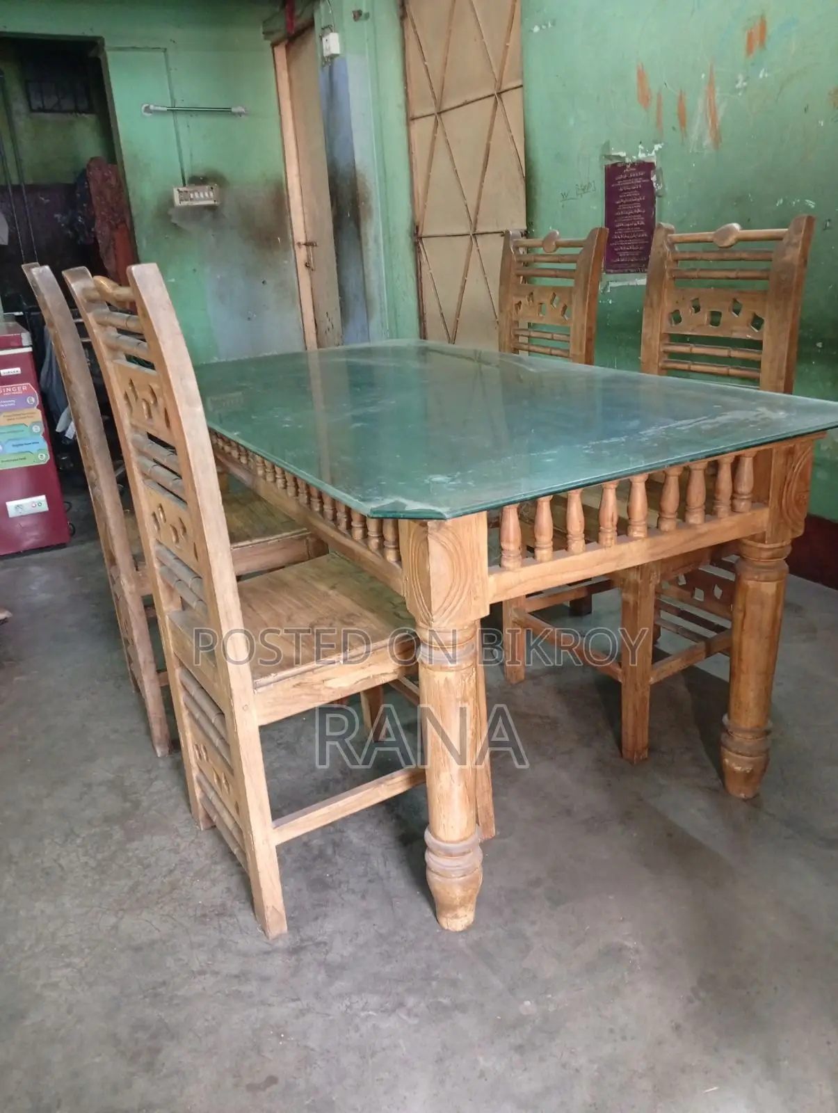 গ্লাস ডিভাইন ডাইনিং টেবিল