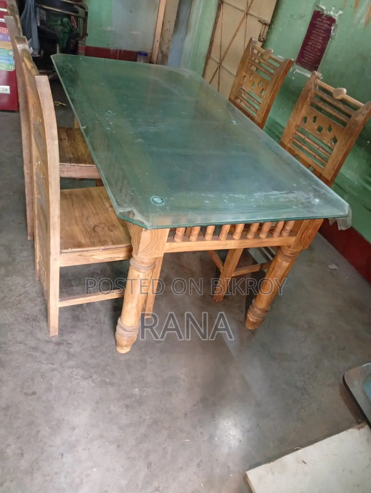 গ্লাস ডিভাইন ডাইনিং টেবিল