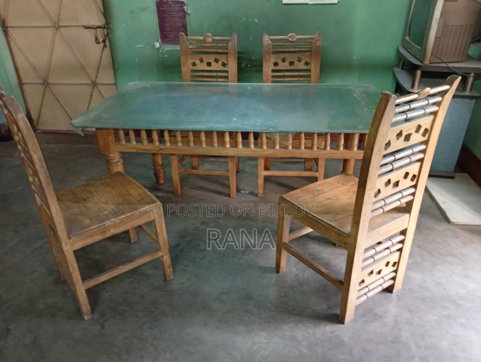 গ্লাস ডিভাইন ডাইনিং টেবিল