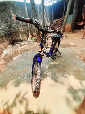 একটি নীল রঙের ব্যবহৃত ছোটদের বাইসাইকেল বিক্রি করে হবে।