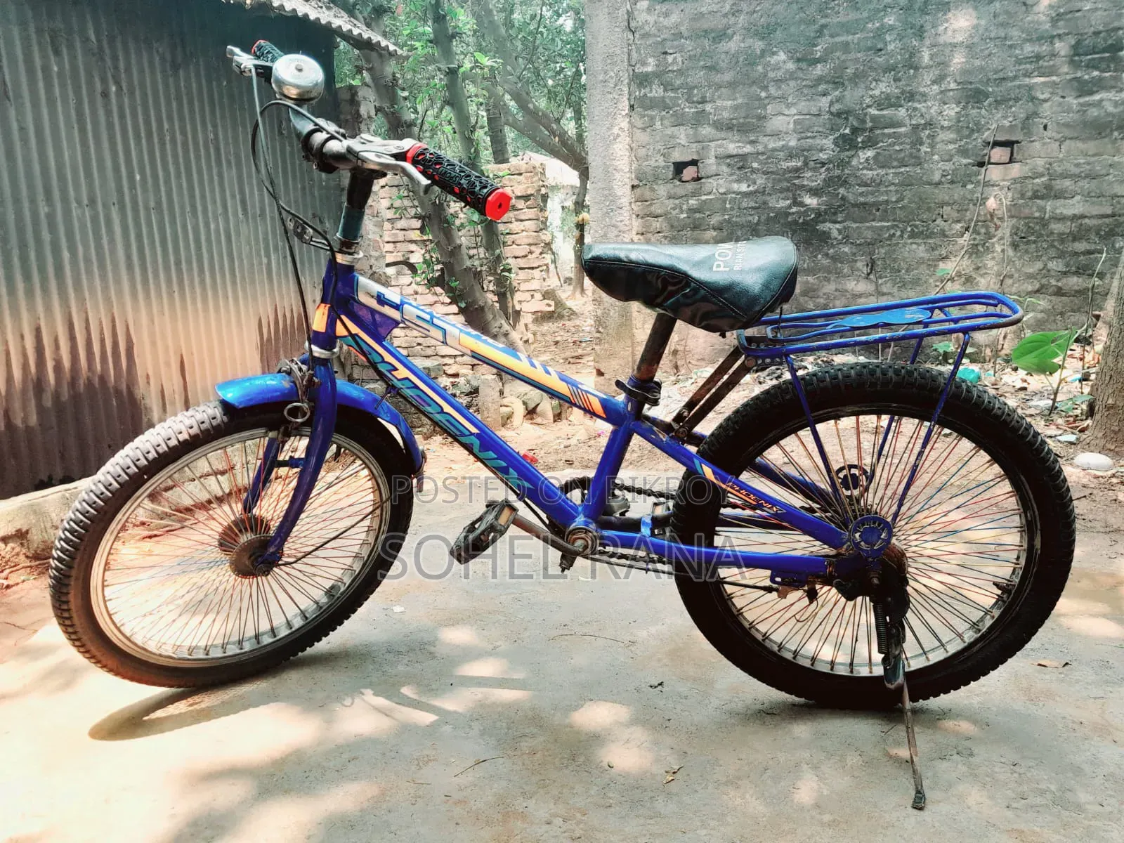 একটি নীল রঙের ব্যবহৃত ছোটদের বাইসাইকেল বিক্রি করে হবে।