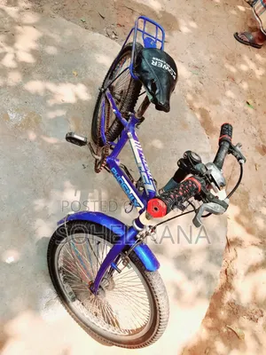 একটি নীল রঙের ব্যবহৃত ছোটদের বাইসাইকেল বিক্রি করে হবে।