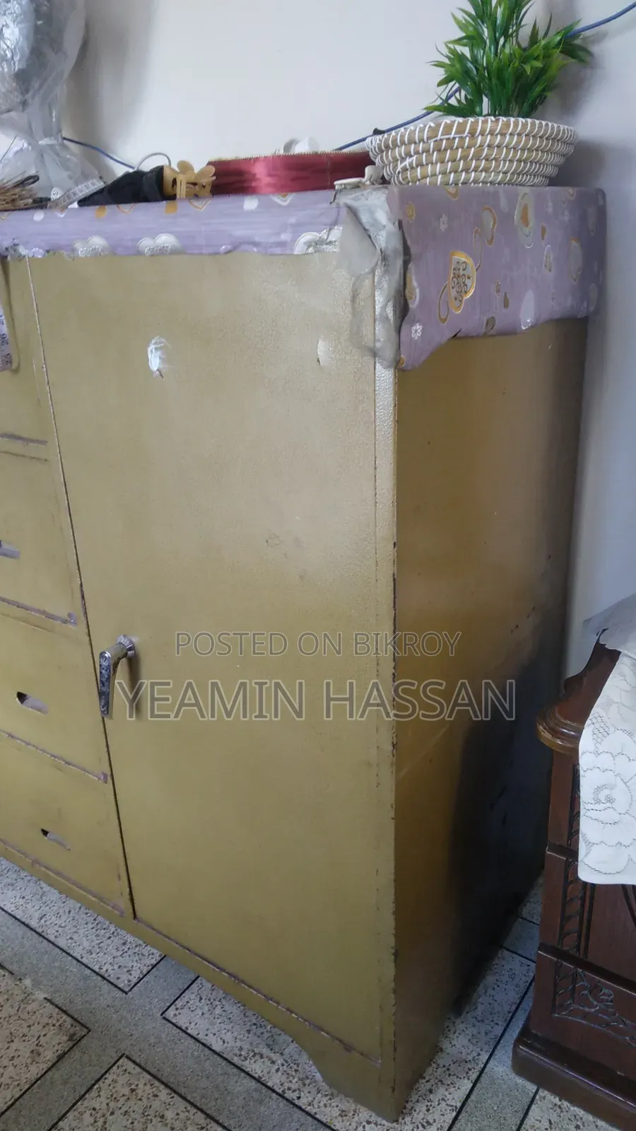 স্টিলের ওয়ারড্রব