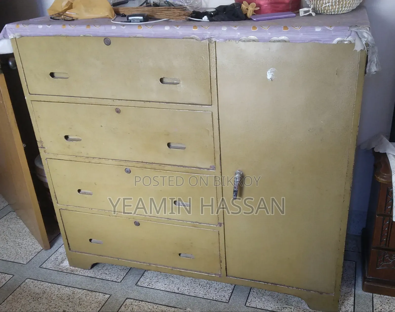 স্টিলের ওয়ারড্রব