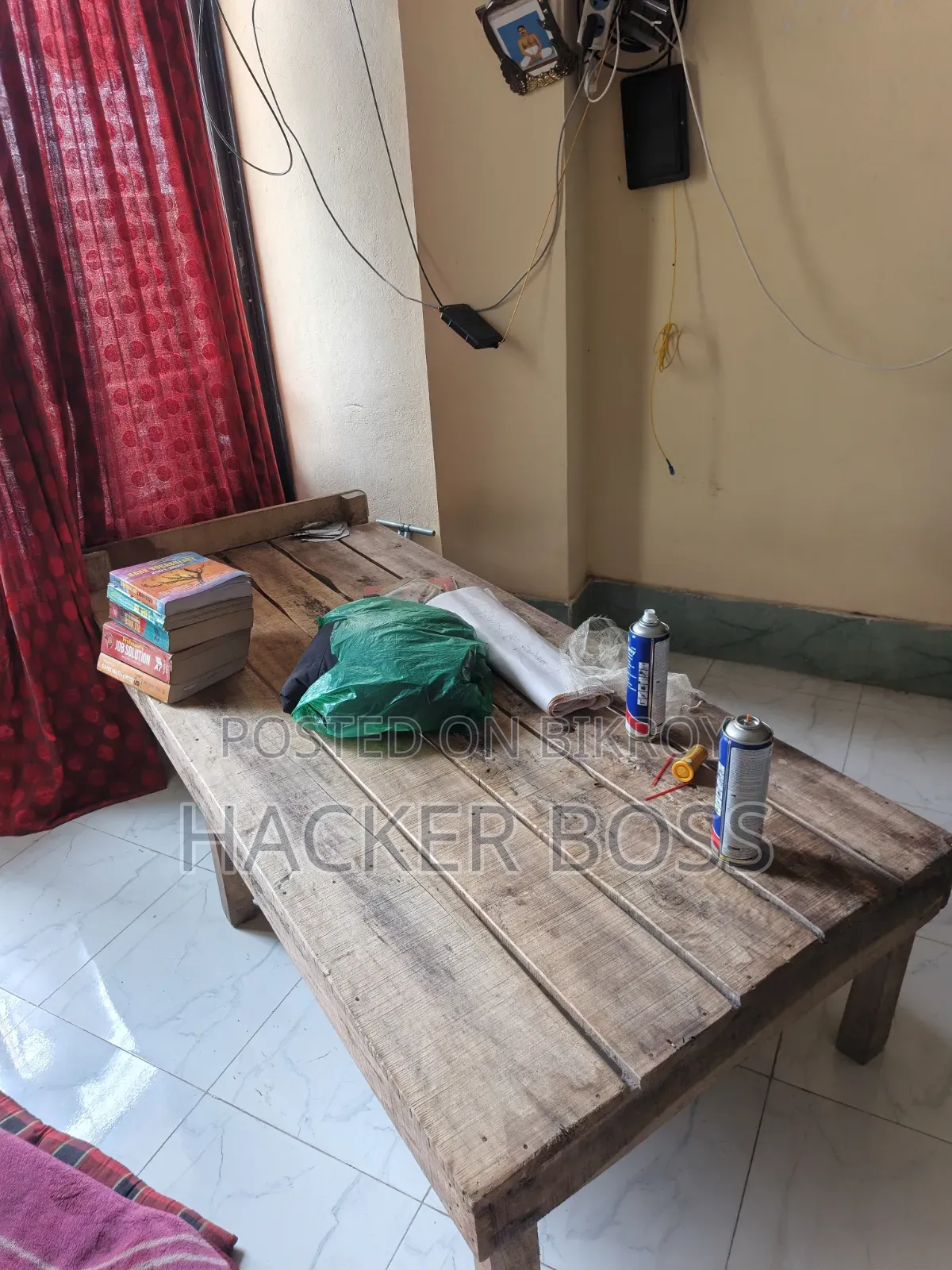 ২টি বিছানা ১টি টেবিল