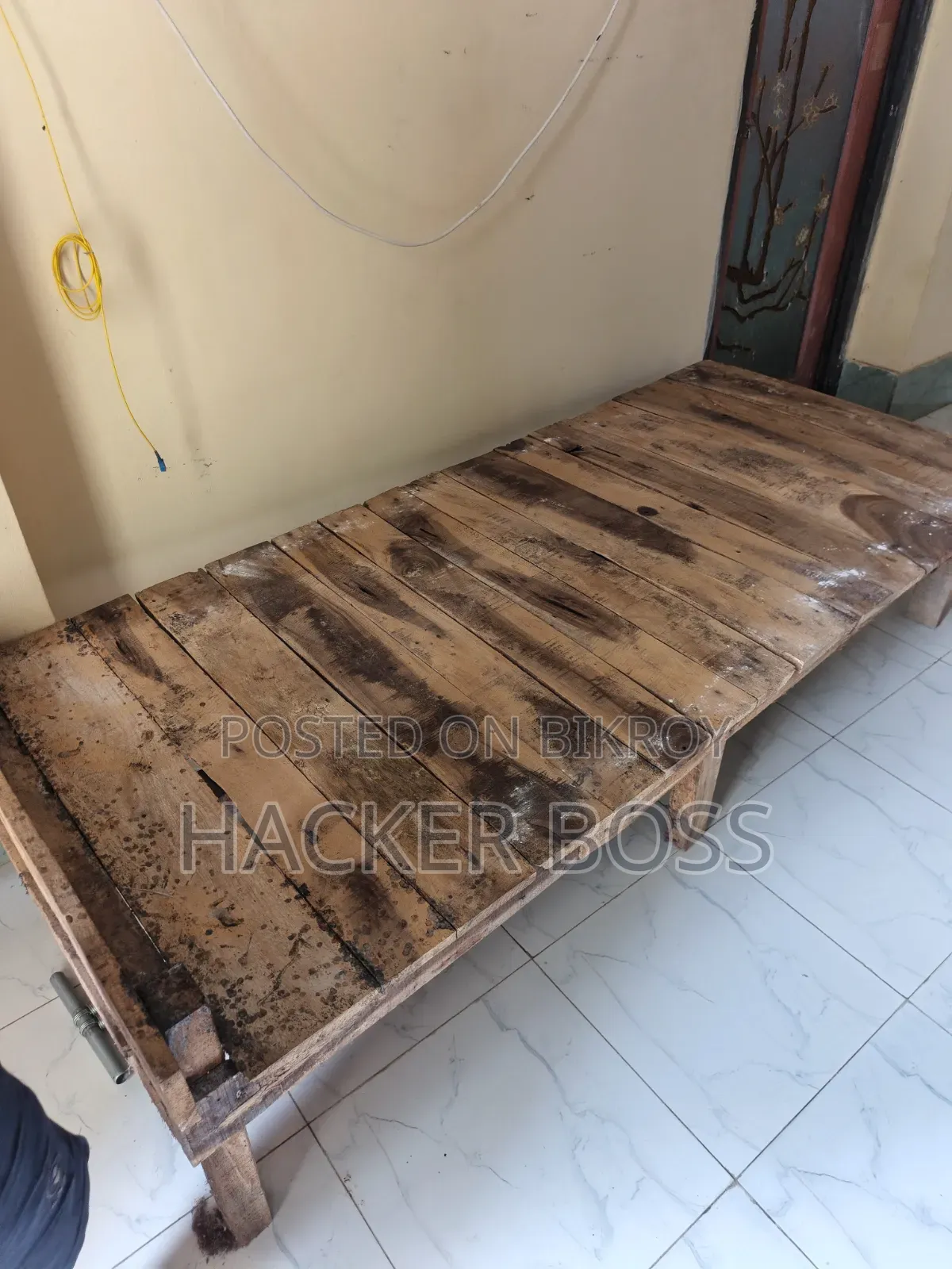 ২টি বিছানা ১টি টেবিল