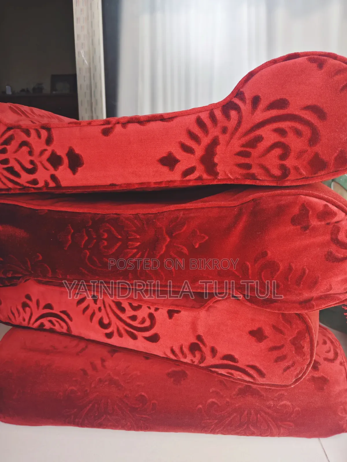 10 pieces of sofa foam (with cover) and 5 pieces of pillows (with cover) for sale.