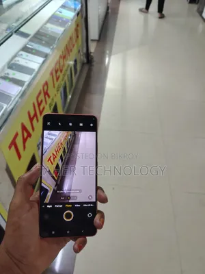 আইকিউওও ২৫৬ জিবি