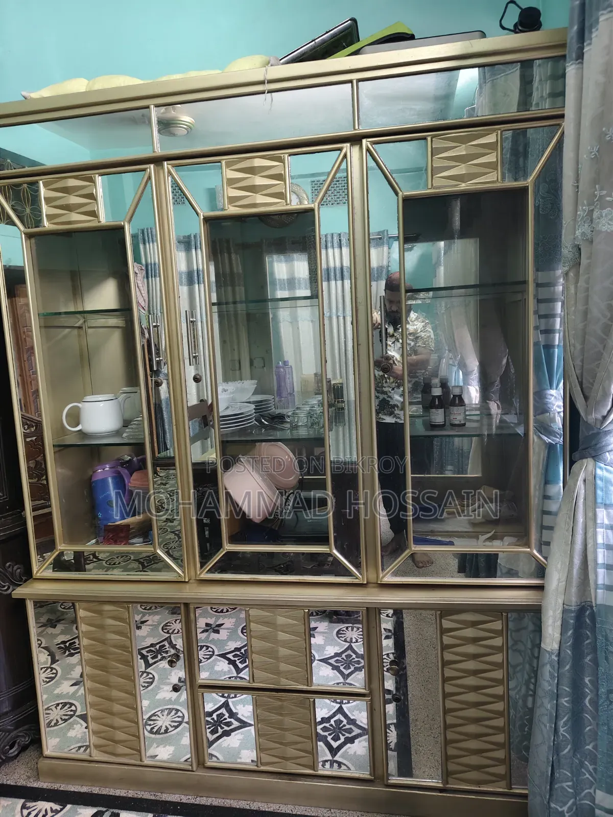 গোল্ডেন শোকেস