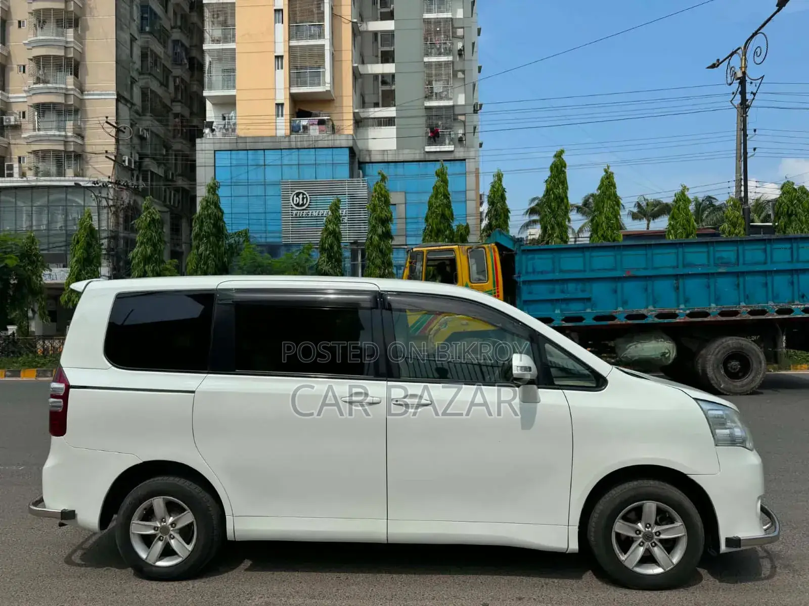Toyota Noah 2.0 143hp FWD (8 Seater) 2011 Pearl