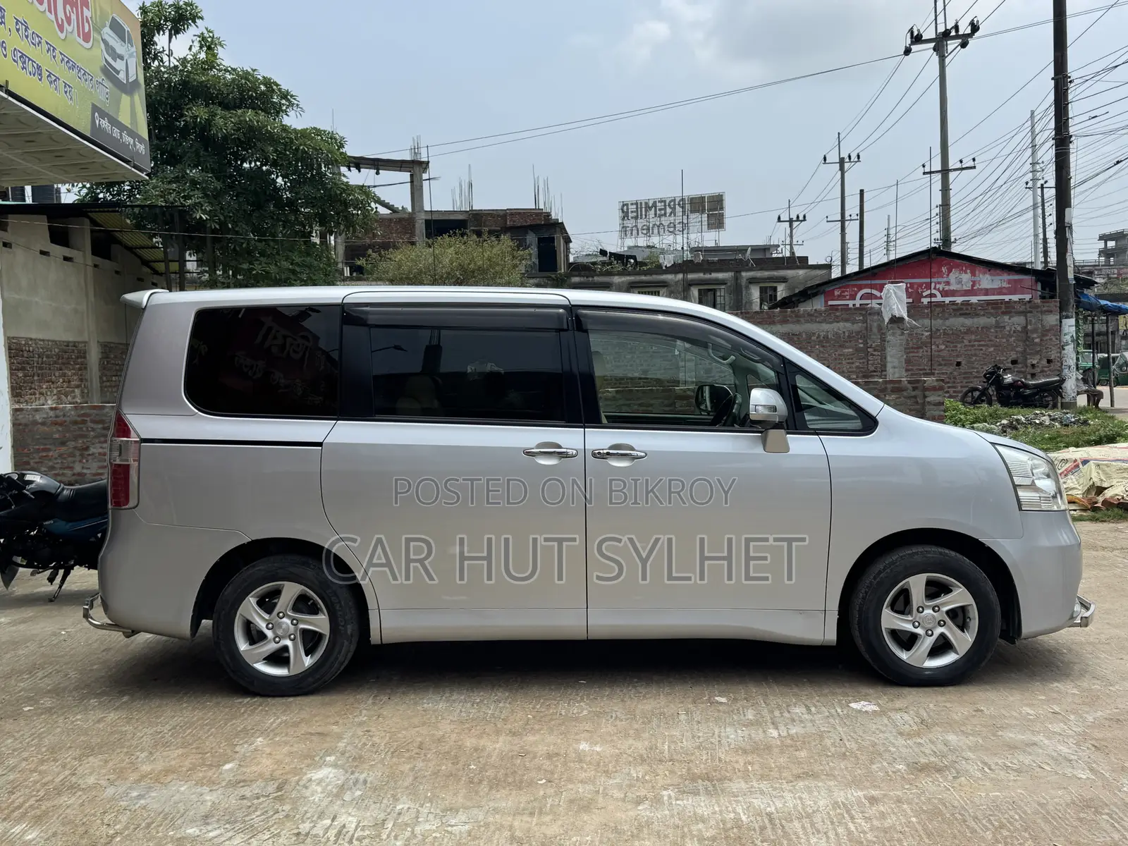Toyota Noah 2.0 143hp AWD (7 Seater) 2009 Silver