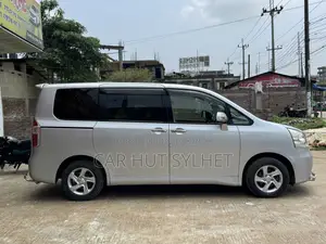 Toyota Noah 2.0 143hp All Wheel Drive (7 Seater) 2009 Silver