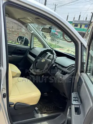 Toyota Noah 2.0 143hp AWD (7 Seater) 2009 Silver