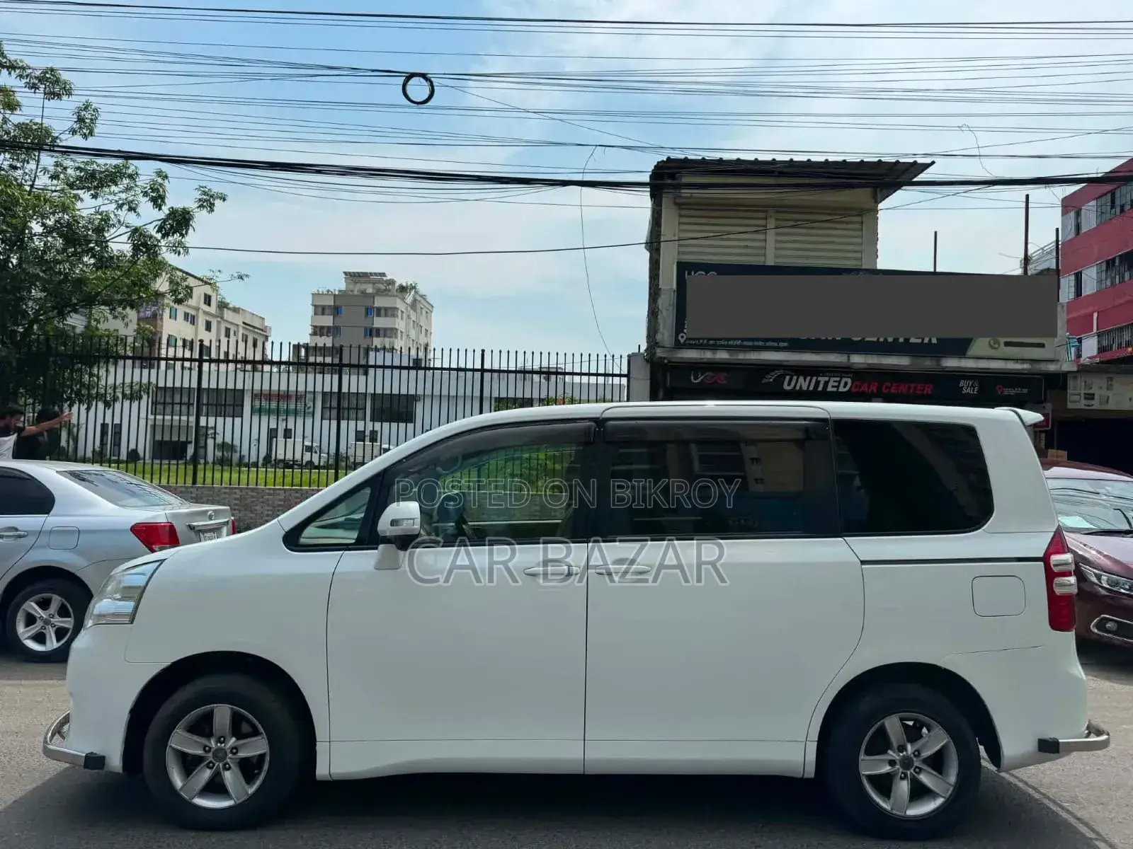Toyota Noah 2.0 143hp FWD (8 Seater) 2011 Pearl