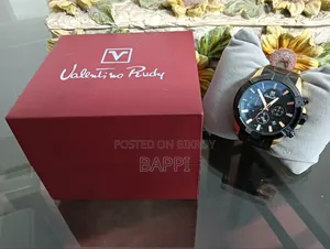 বিক্রয়ের জন্য সামান্য ব্যবহৃত হাতঘড়ি
