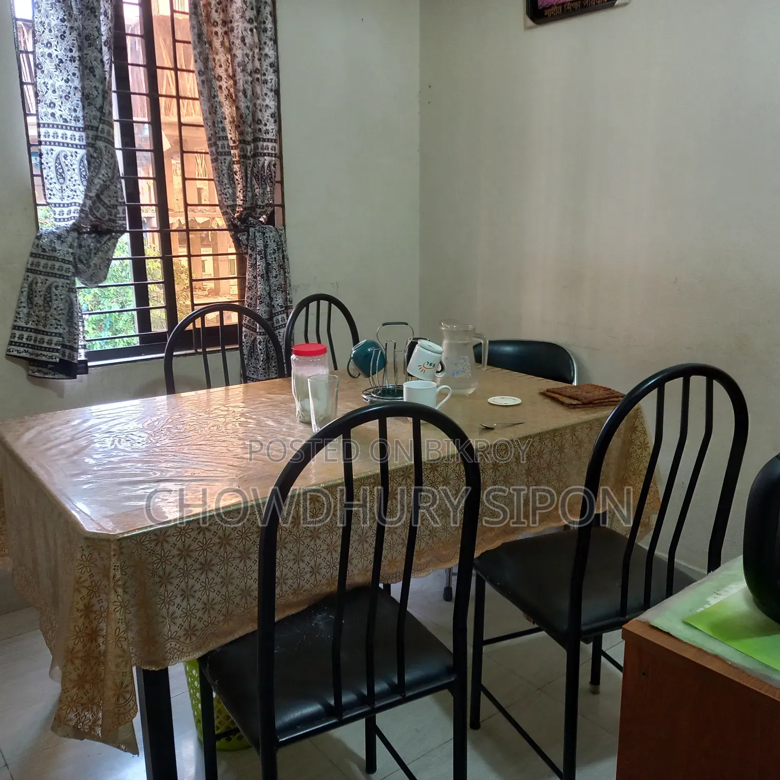 একটি ডাইনিং এবং চারটি চেয়ার।