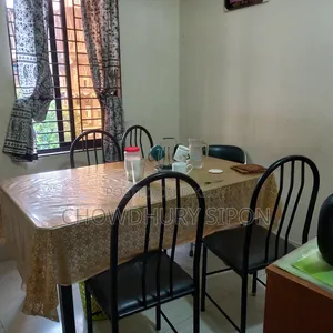 একটি ডাইনিং এবং চারটি চেয়ার।