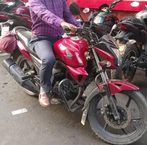 হোন্ডা সিবি ২০১৭ লাল