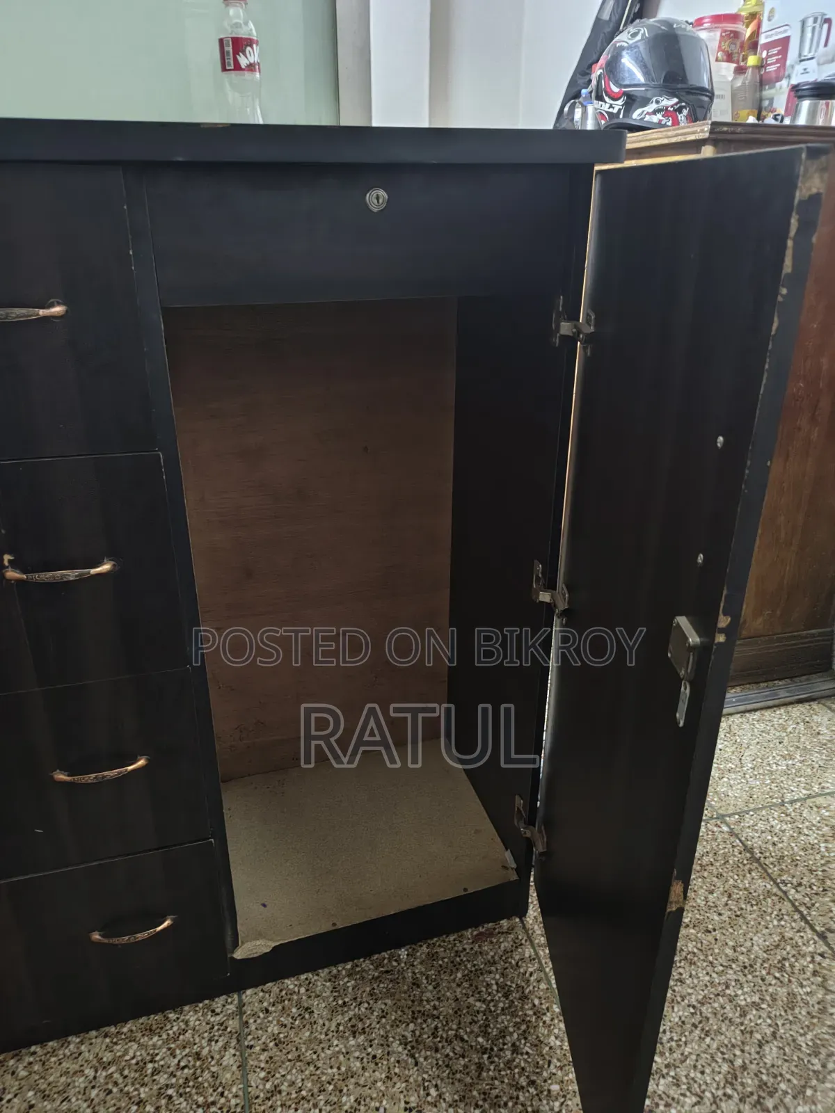 ওয়ারড্রব বিক্রি করব, কেনার আগ্রহ থাকলে কল করবেন।