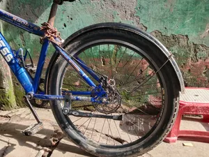 সাইকেল এক হাতে ববহিত দেখে শুনে নিবেন