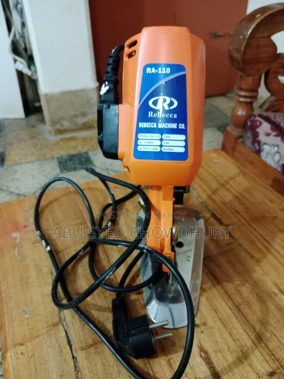 একটি ছোট হাত ফেব্রিকস কাটিং মেশিন