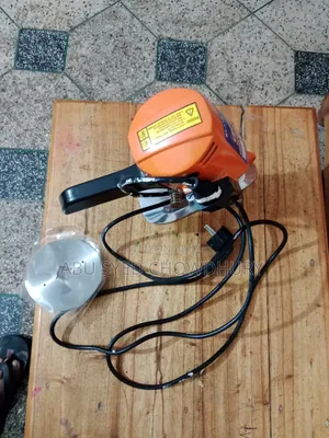 একটি ছোট হাত ফেব্রিকস কাটিং মেশিন